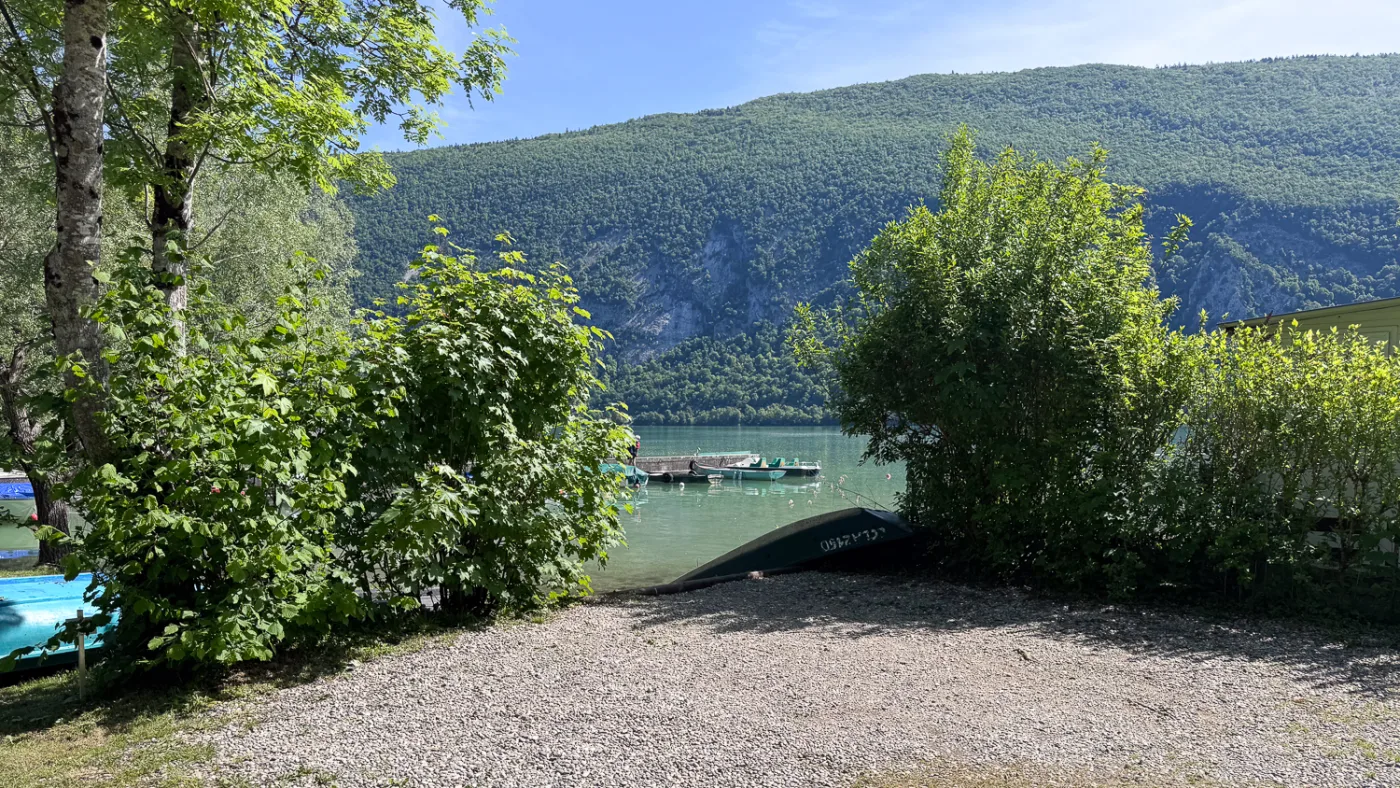 Emplacement de camping au bord du lac