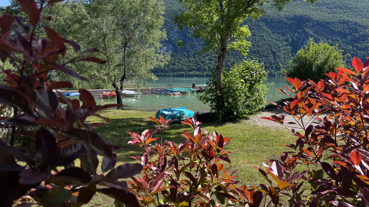 Emplacement de camping au bord du lac