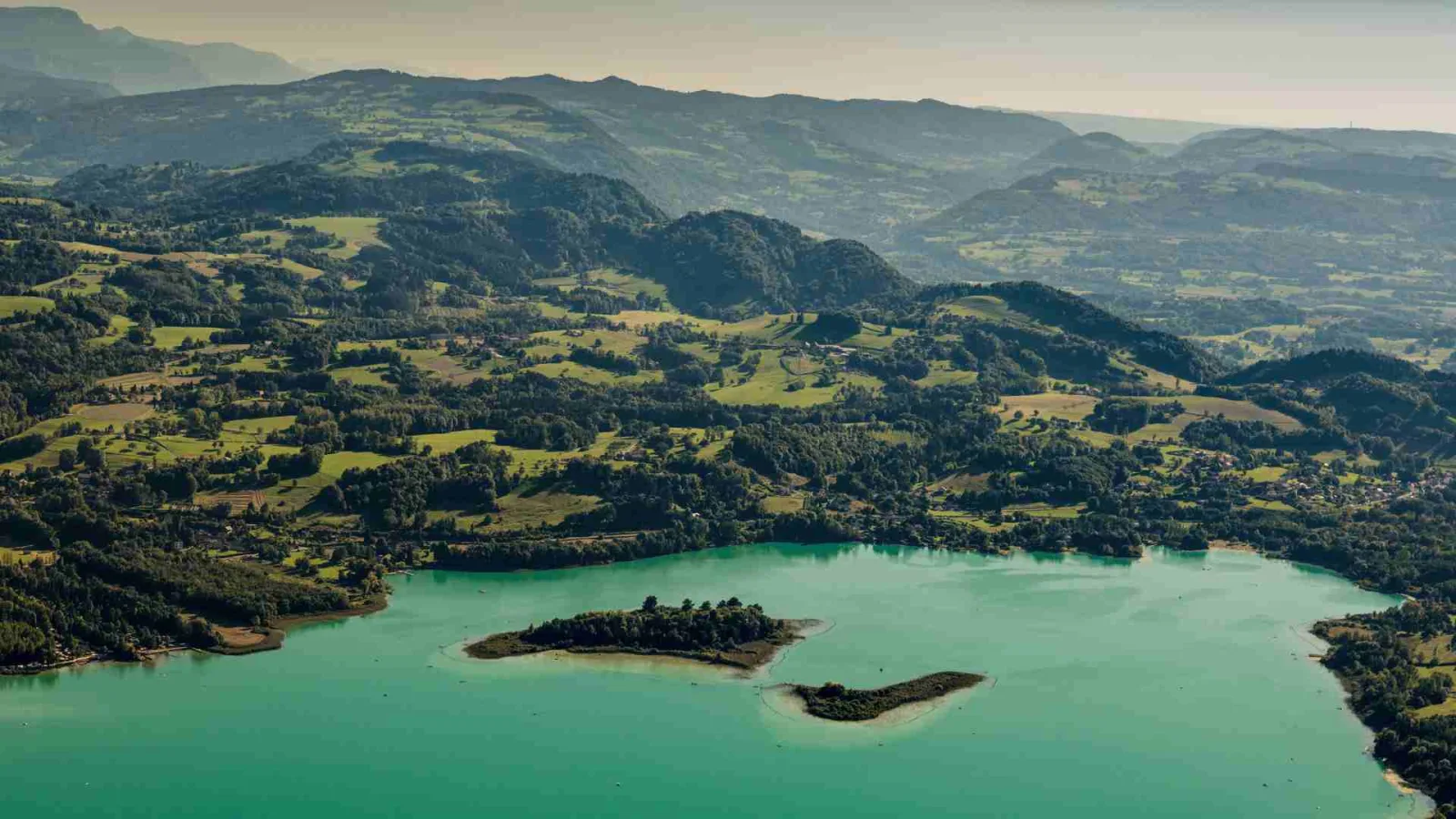 Le lac d'Aiguebelette et ses îles