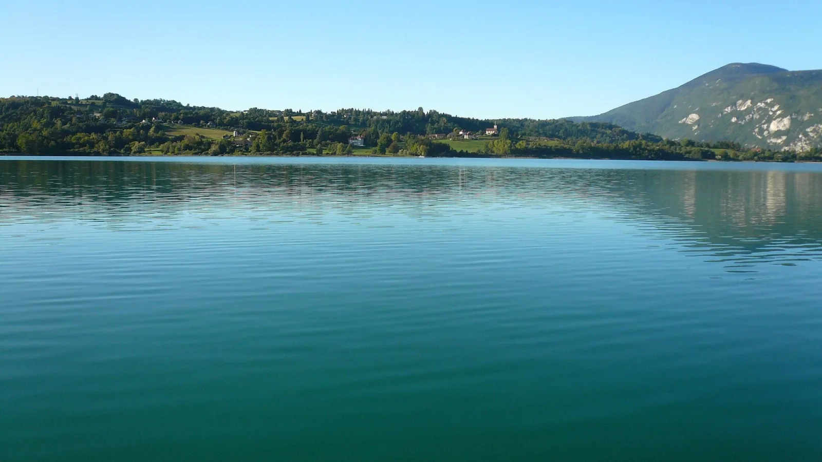 Les eaux émeraude du lac d'Aiguebelette
