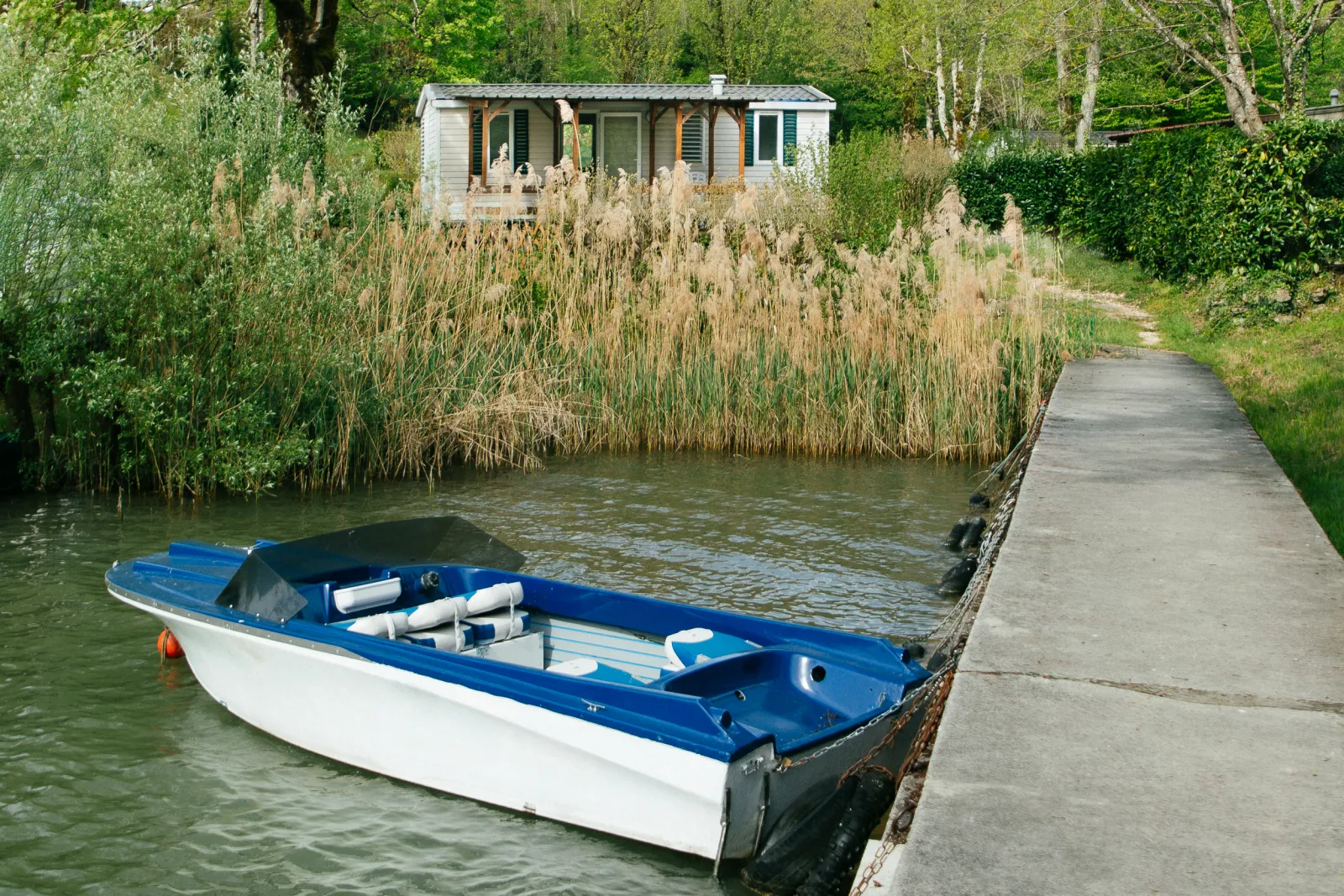 Mobil-home Revard au bord de l'eau, barque au ponton